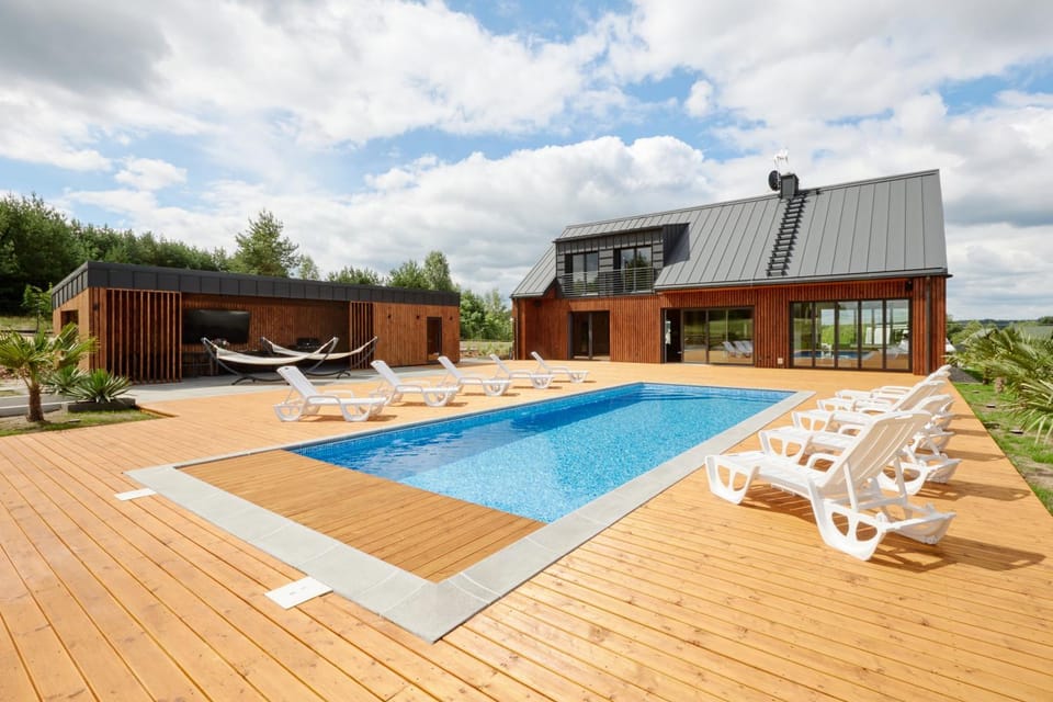 Property building, Patio, Day, Pool view, Swimming pool, sunbed