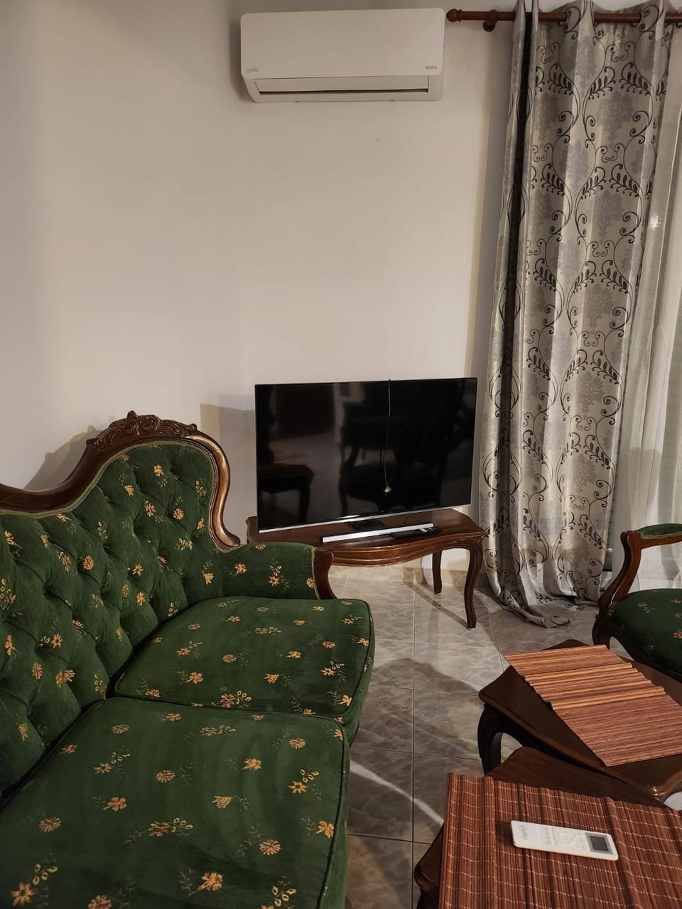 TV and multimedia, Living room, Seating area, Evening entertainment, air conditioner