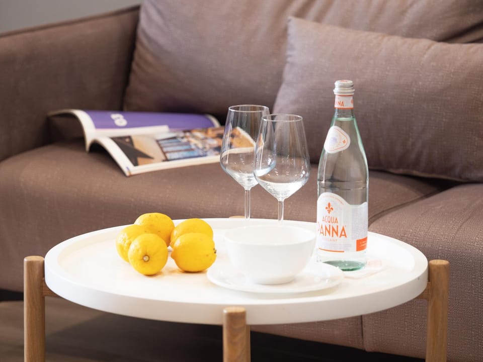 Living room, Seating area, Food, Drinks