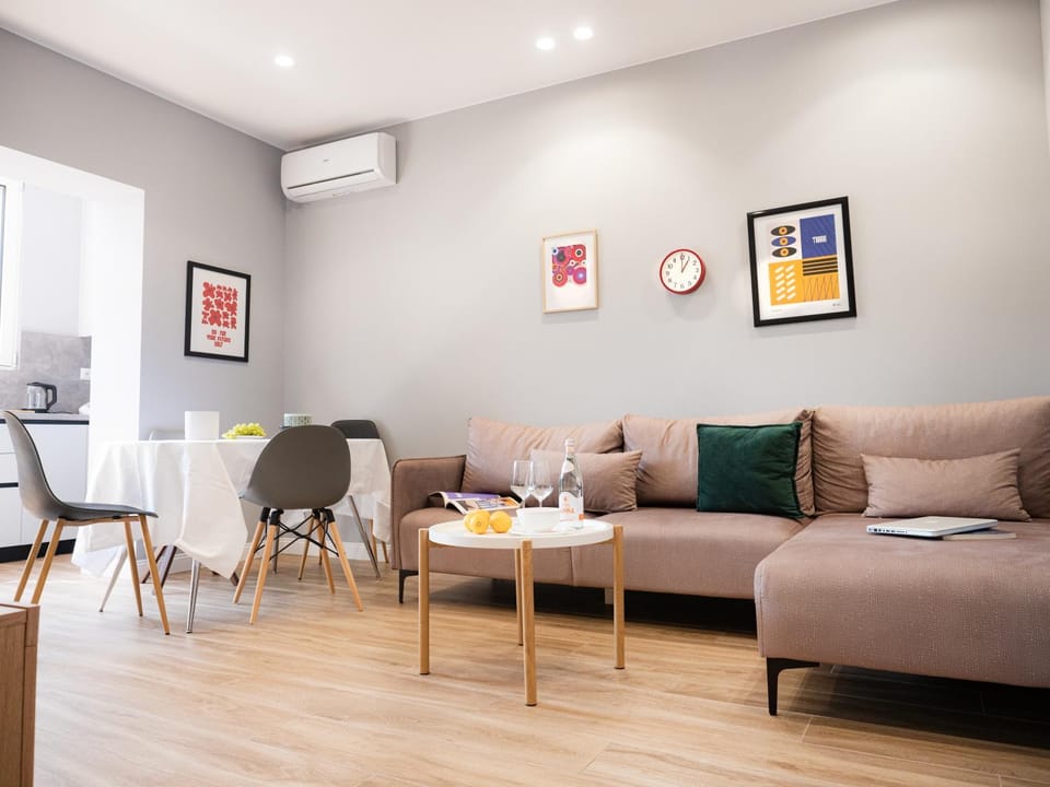Living room, Seating area, Dining area, air conditioner
