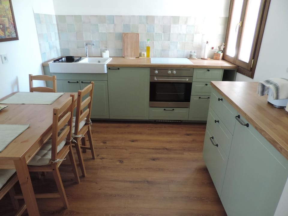 Kitchen or kitchenette, Dining area, oven, stove
