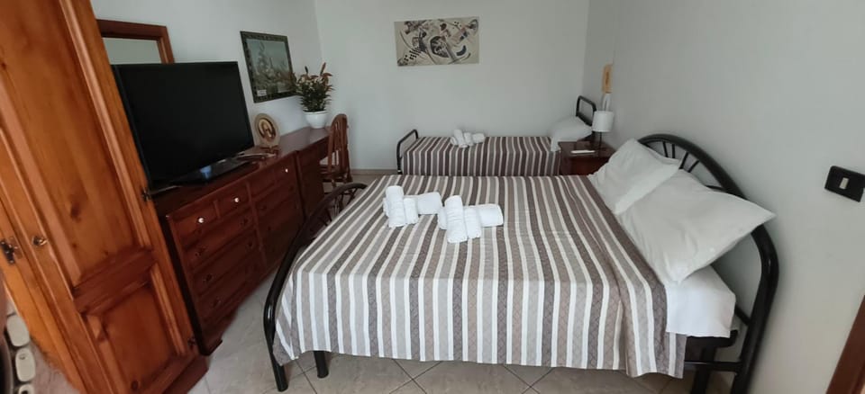 Bed, towels
