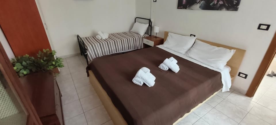 Bed, Bedroom, towels