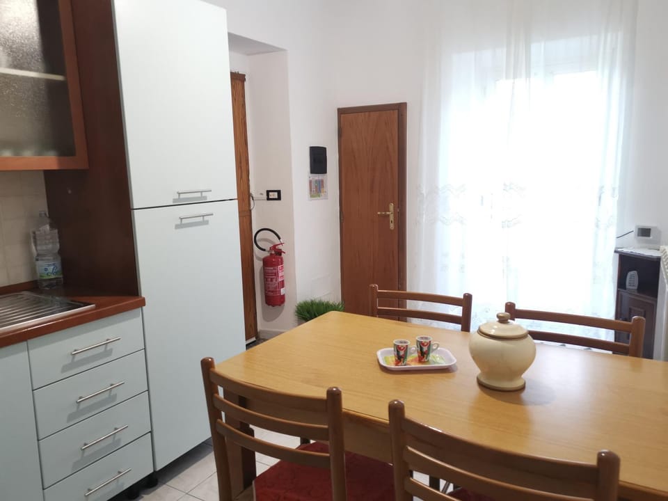 Kitchen or kitchenette, Dining area, oven, stove