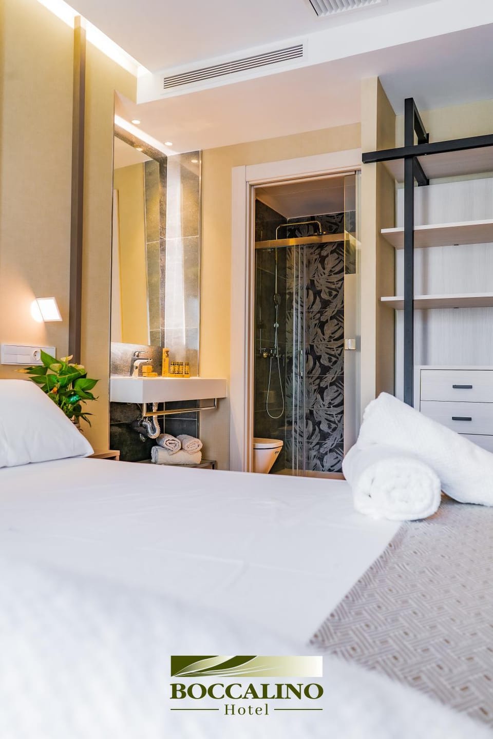 Bed, Bedroom, towels