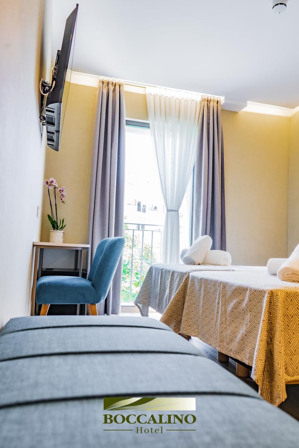 Bed, TV and multimedia, towels