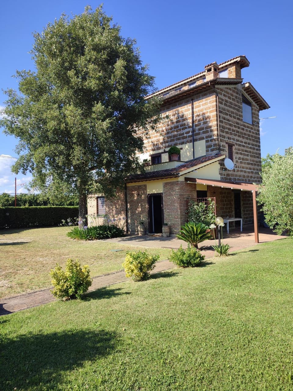 Property building, Day, Natural landscape, Garden, Garden view