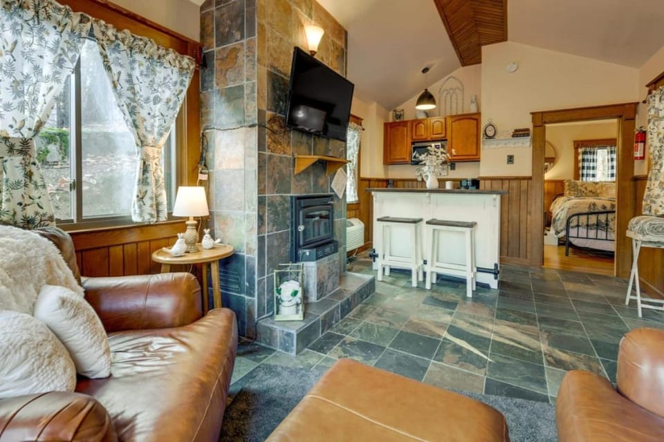 Village 37 Stone Cabin Cabin in Fontana Lake
