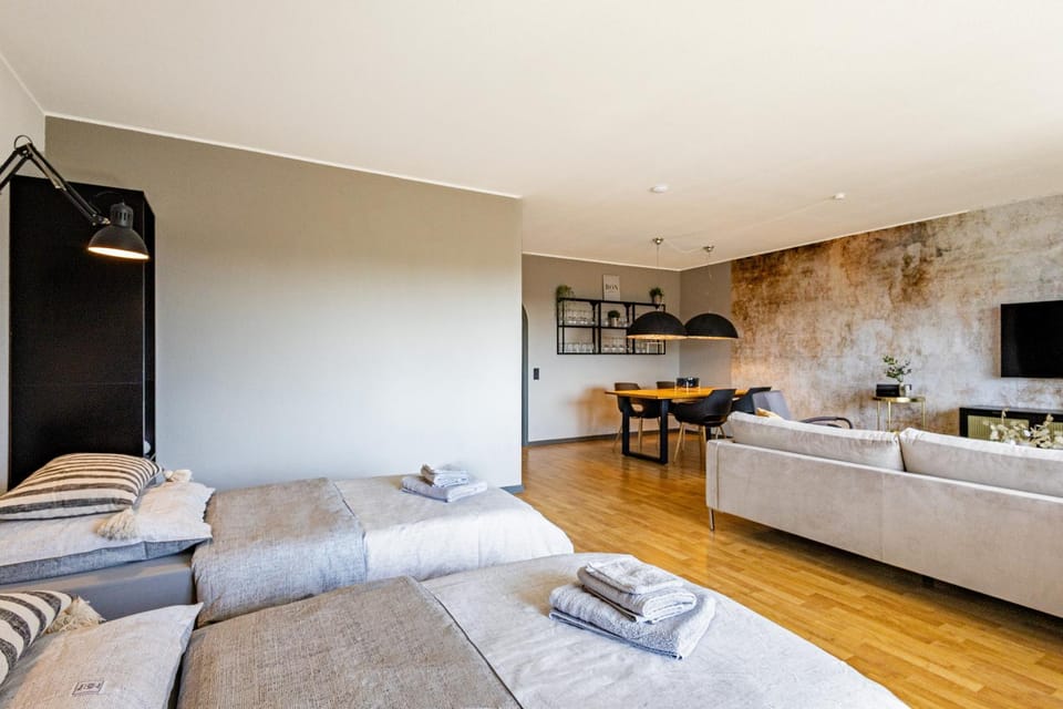 Living room, Bedroom, Food