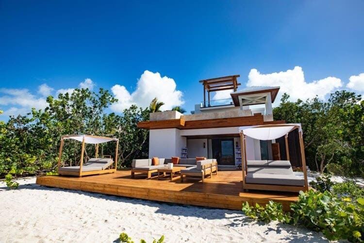 Luxurious Beachfront 2 bedroom villa on Smith's Reef Villa in The Bight Settlement