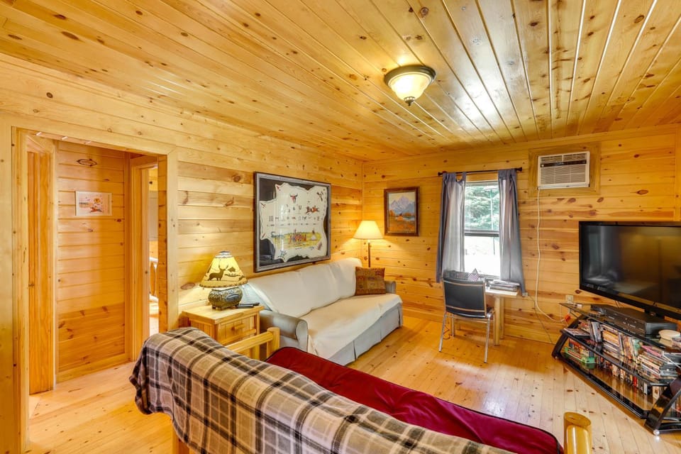 Deadwood 'Wolf Cabin' w/ Fire Pit & Grill Cabin in North Lawrence