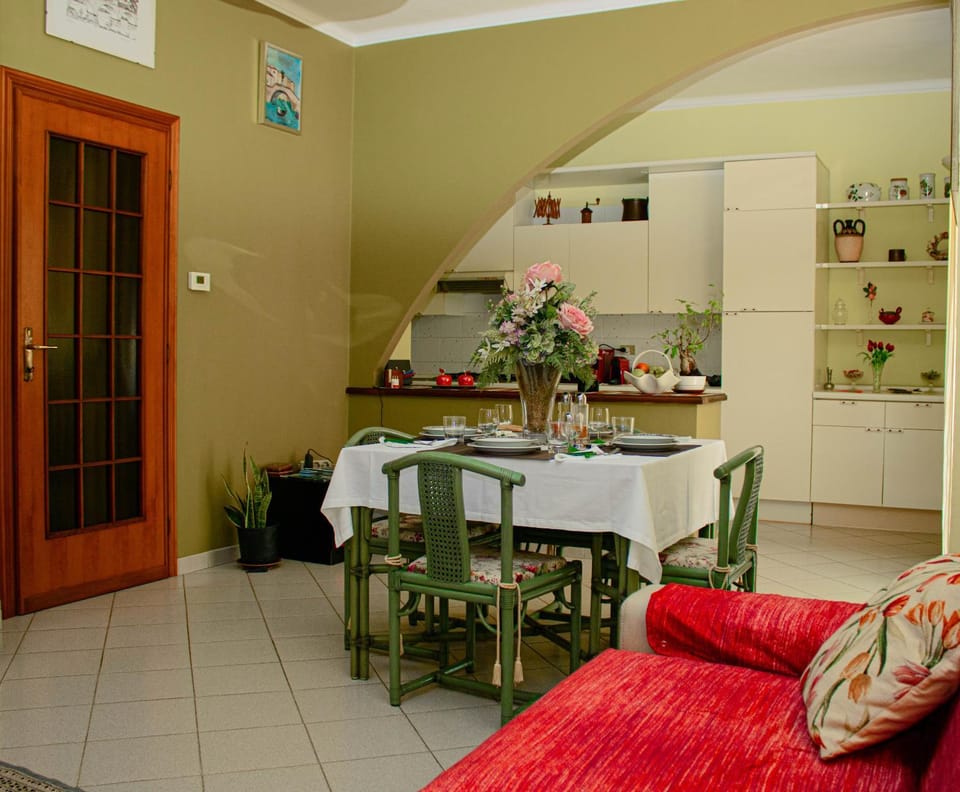 Communal lounge/ TV room, Living room, Dining area