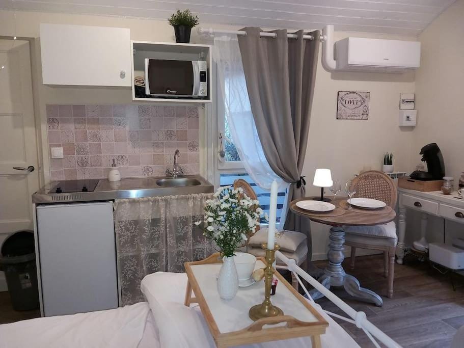 Kitchen or kitchenette, Dining area, stove, air conditioner