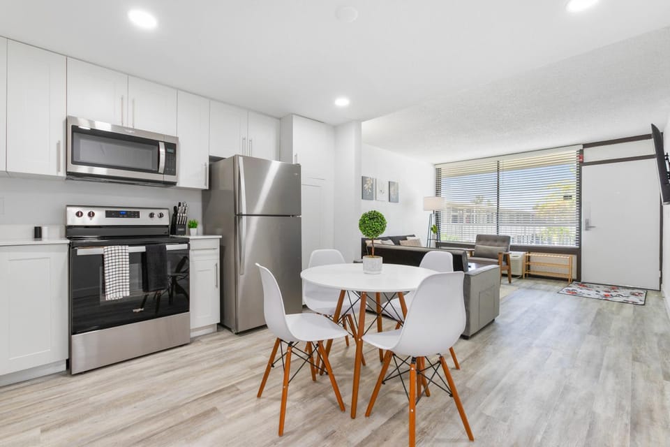 Kitchen or kitchenette, Dining area, oven, pet friendly, stove