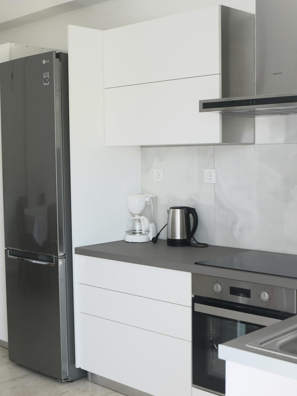 Coffee/tea facilities, Kitchen or kitchenette, oven, stove