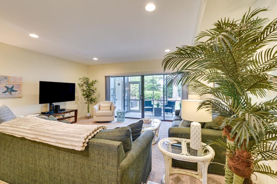 Patio + Pool Access: North Myrtle Beach Retreat! House in North Myrtle Beach