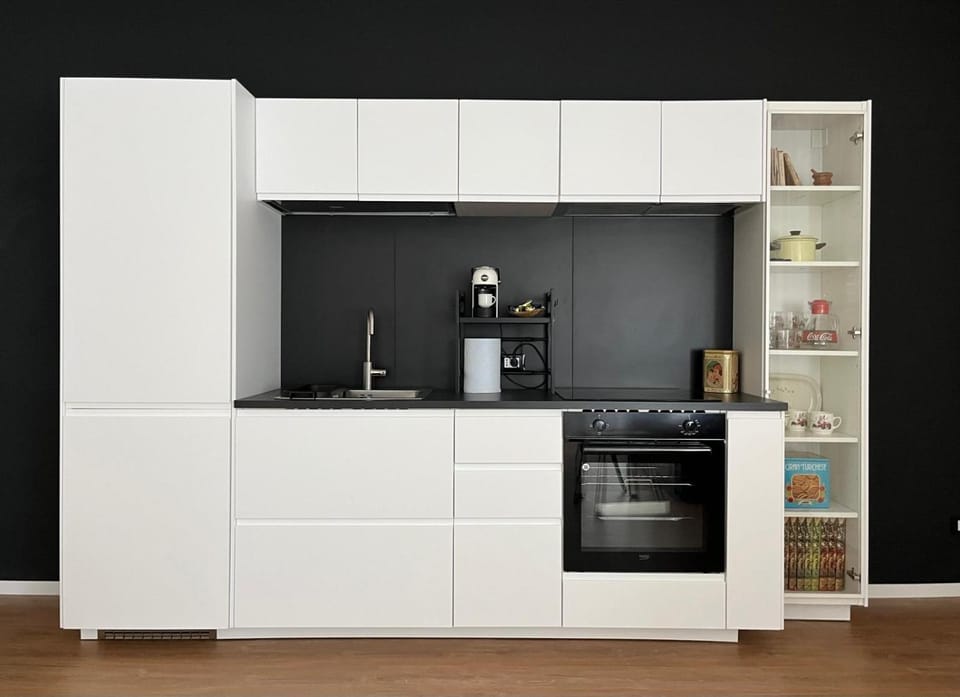 Coffee/tea facilities, Kitchen or kitchenette, oven, stove