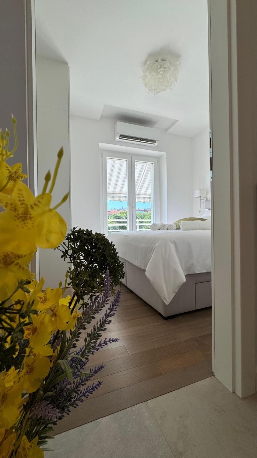 Bed, Bedroom, towels, air conditioner