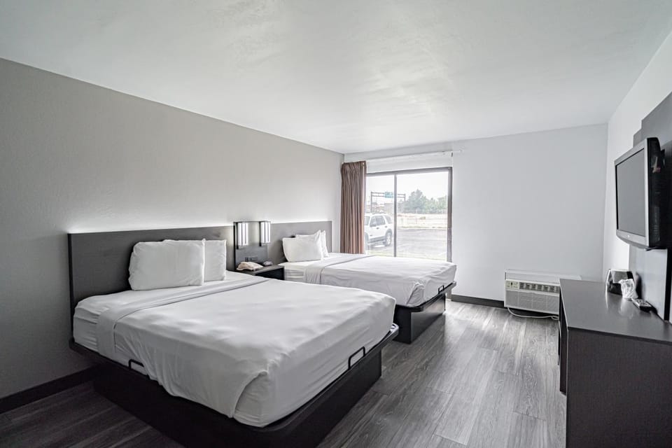 Bed, TV and multimedia, Bedroom