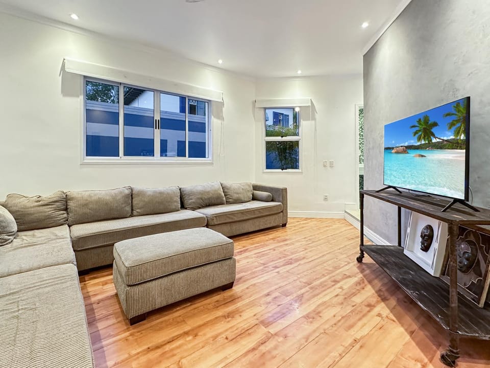 Communal lounge/ TV room, TV and multimedia, Living room, Seating area