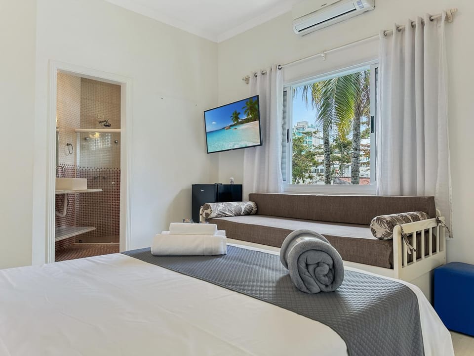 Bed, Bathroom, TV and multimedia, Photo of the whole room, Bedroom, towels, air conditioner
