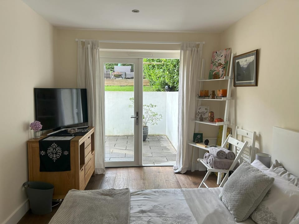 Sanctuary by the Sea Large room incl bathroom, direct garden access & free parking Bed and Breakfast in Brighton