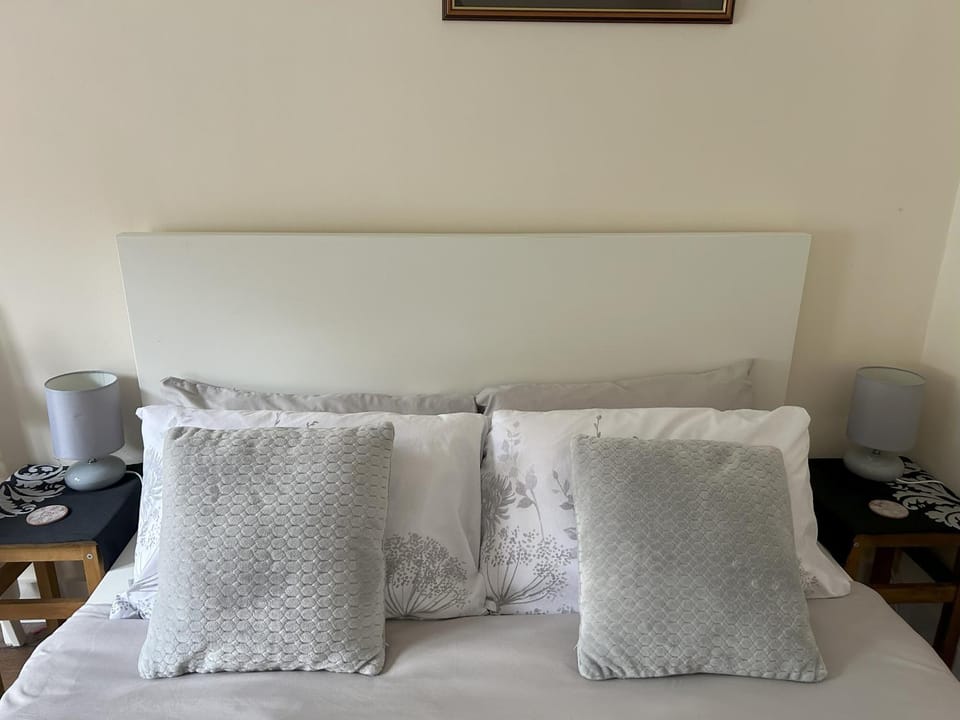 Sanctuary by the Sea Large room incl bathroom, direct garden access & free parking Bed and Breakfast in Brighton