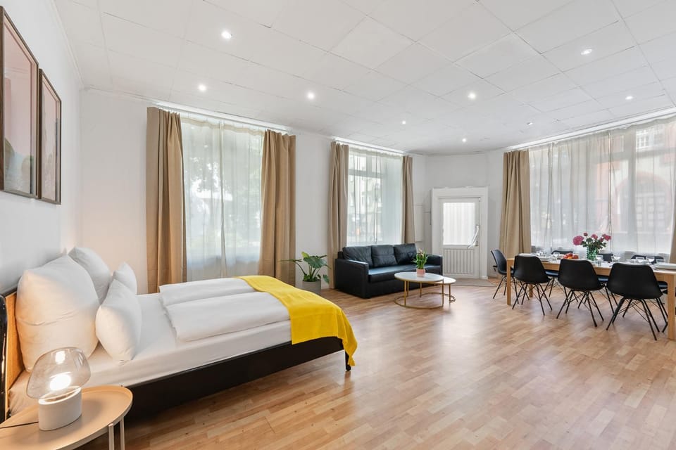 Bed, Living room, Photo of the whole room, Seating area, Dining area