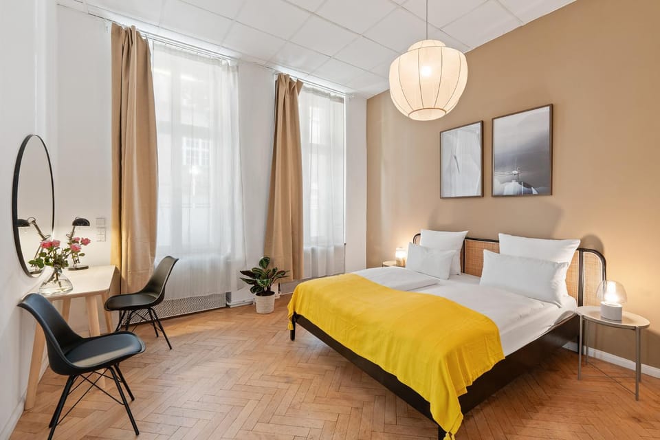 Bed, Photo of the whole room, Seating area, Bedroom