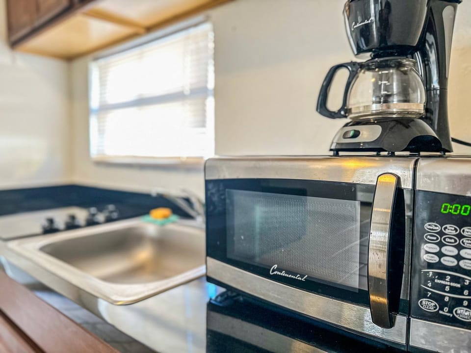 Coffee/tea facilities, Kitchen or kitchenette, stove