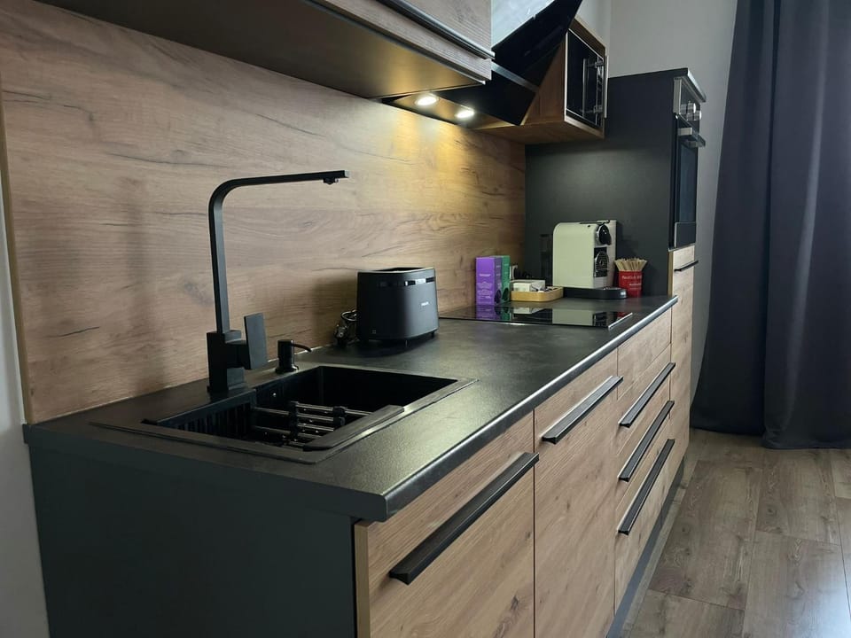 Coffee/tea facilities, Kitchen or kitchenette, stove, toaster