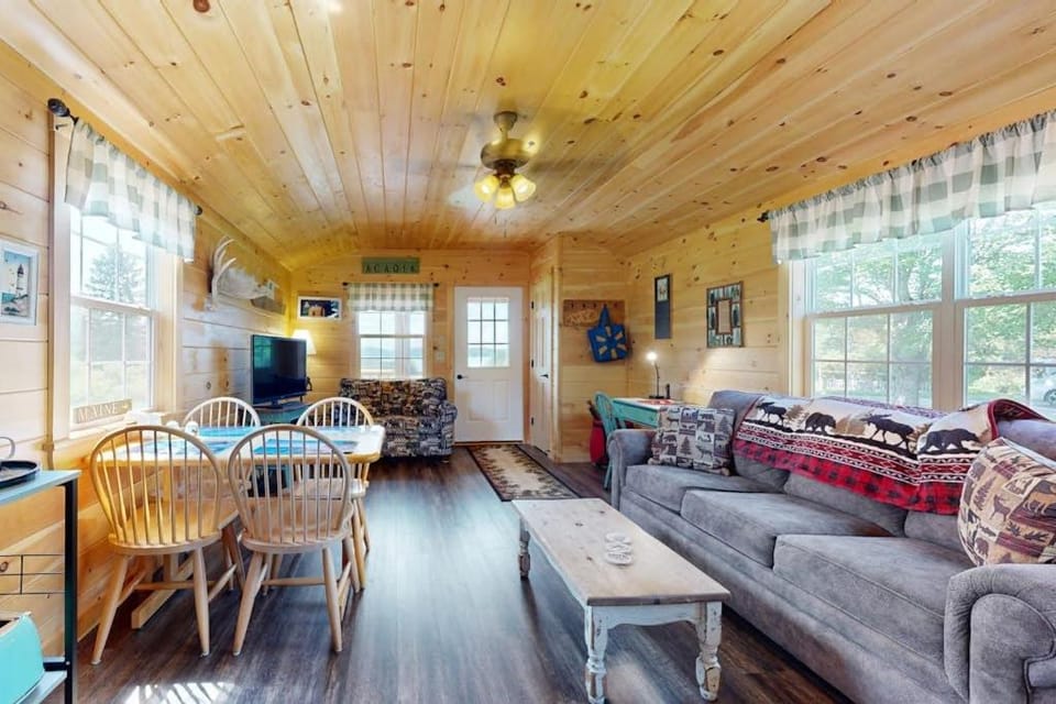 TV and multimedia, Living room, Seating area, Dining area