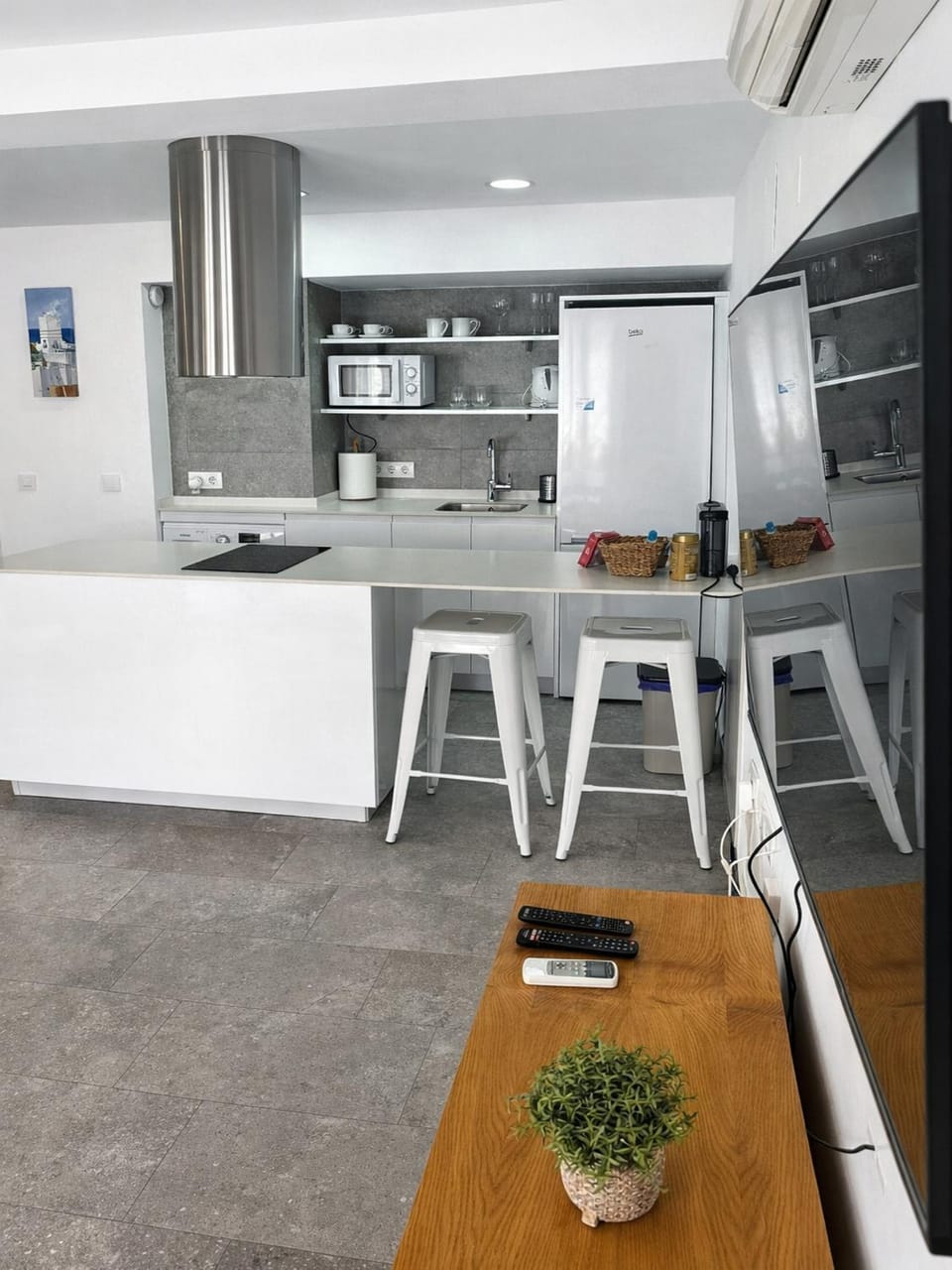 Kitchen or kitchenette, air conditioner