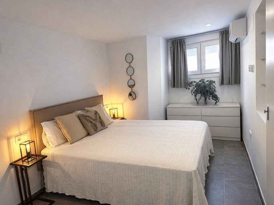 Bed, Bedroom, air conditioner