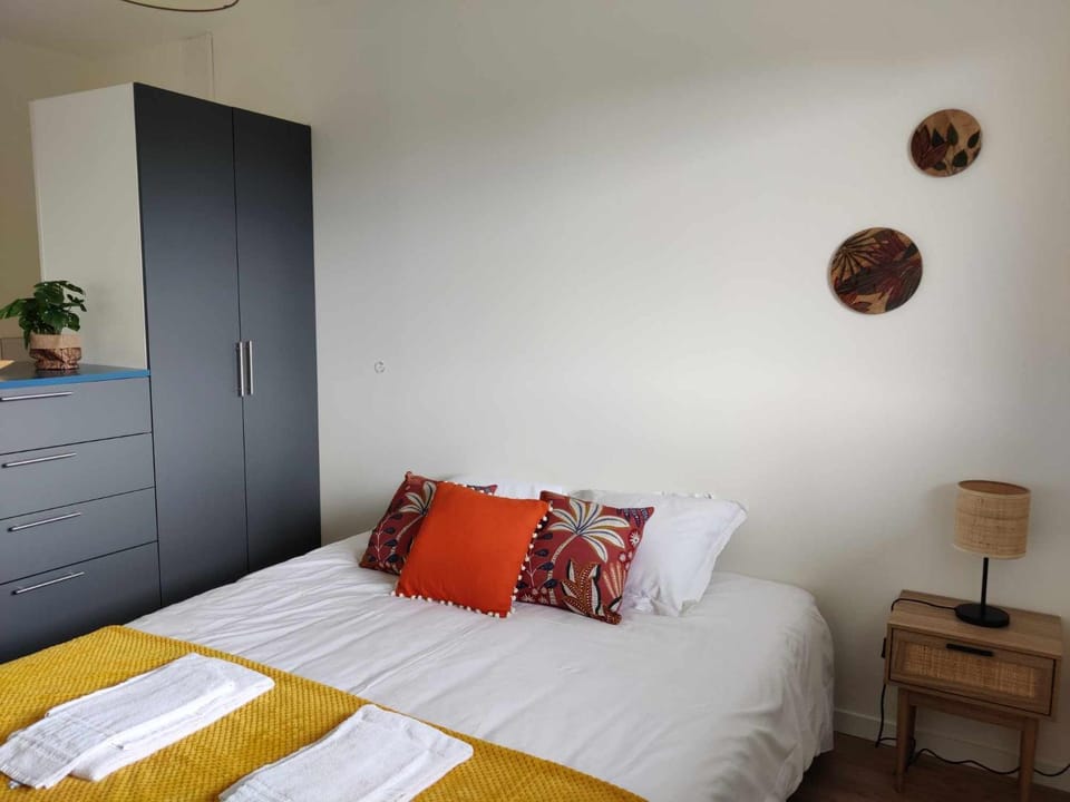 Bed, Photo of the whole room, Bedroom, wardrobe