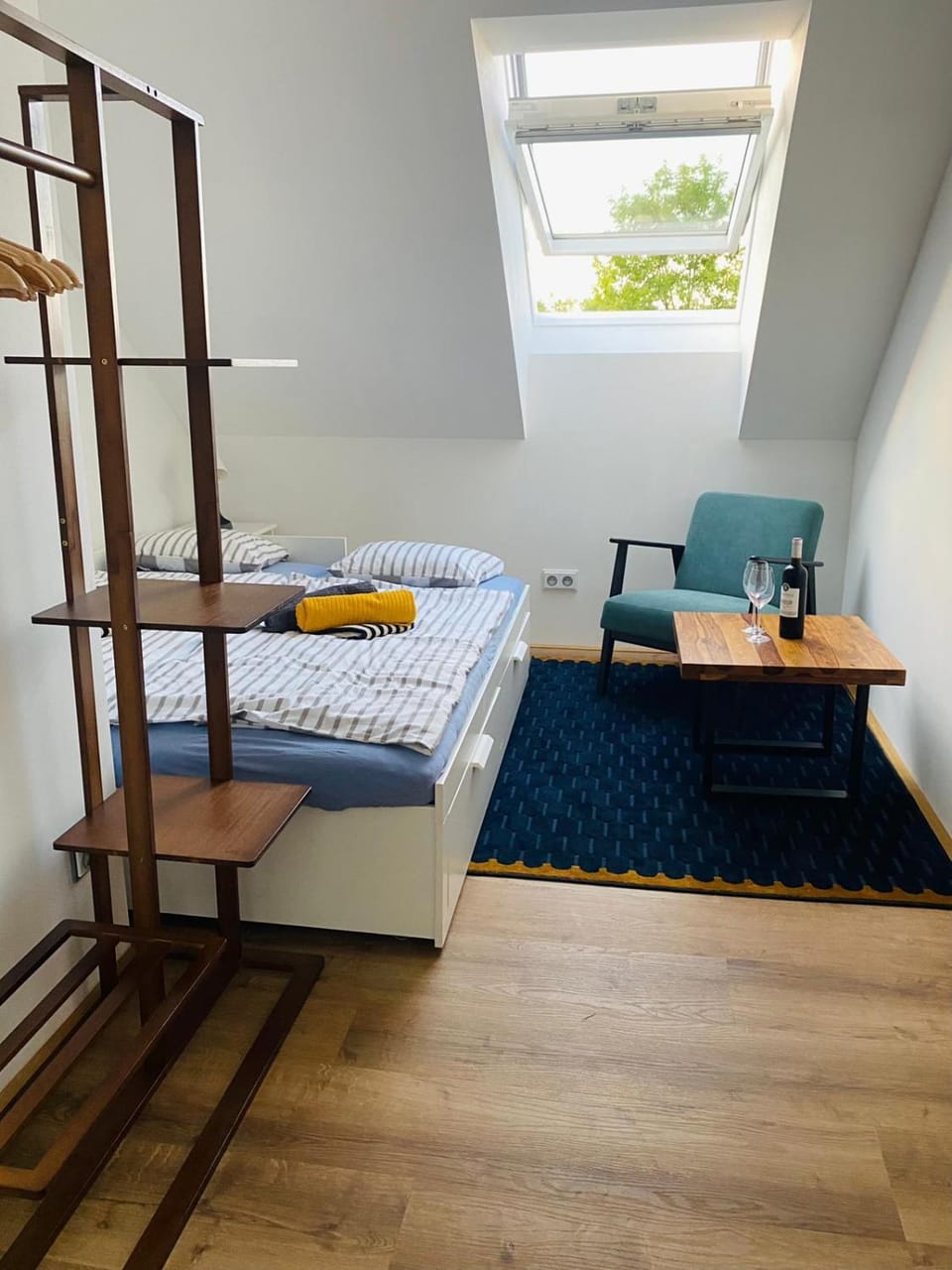Bed, Seating area, towels