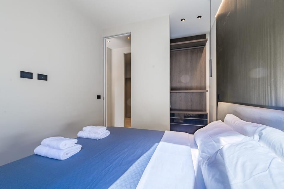 Photo of the whole room, Bedroom, towels, wardrobe