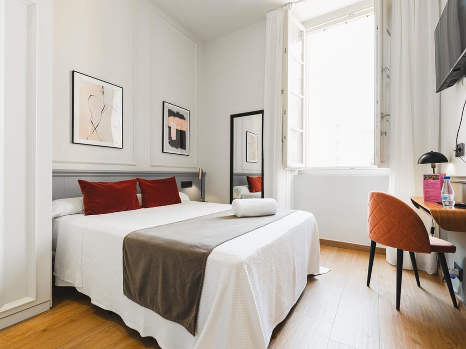 Bed, TV and multimedia, Photo of the whole room, Bedroom