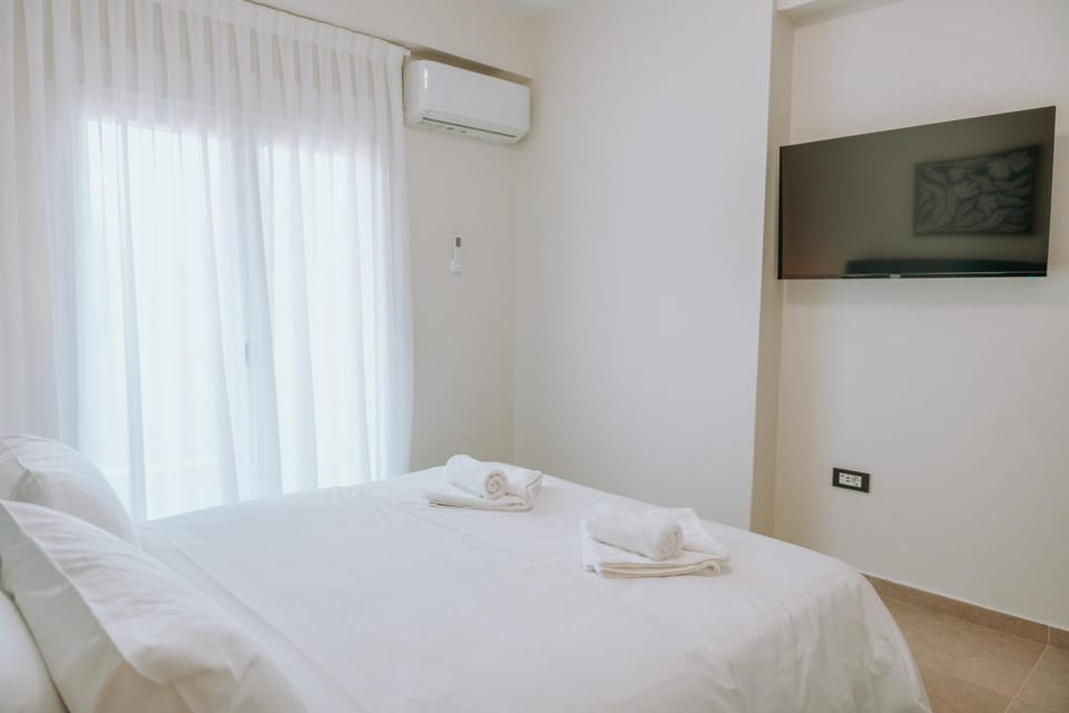 Bed, TV and multimedia, Photo of the whole room, Bedroom, towels, air conditioner