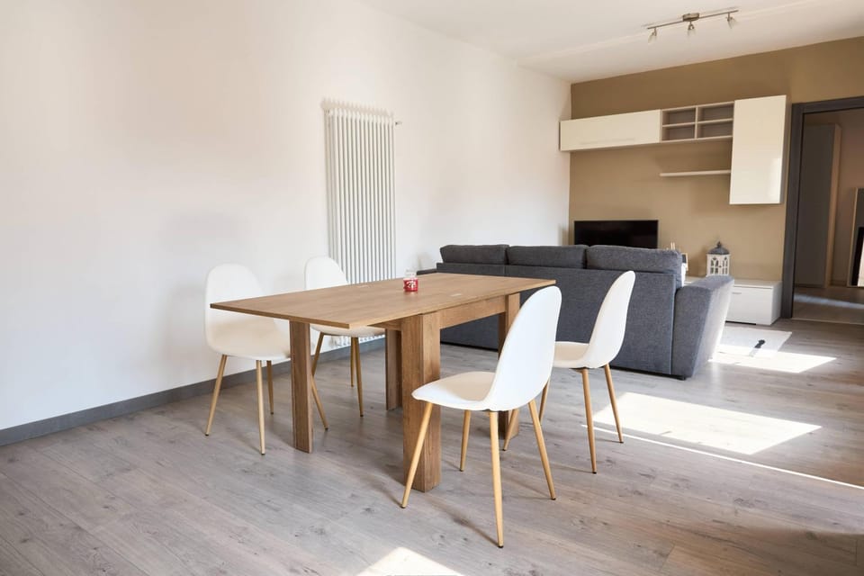 TV and multimedia, Seating area, Dining area