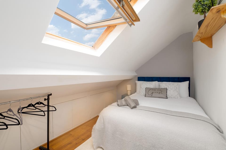 Gorgeous Home in Heart of Lincoln - Parking - Sleeps 9 House in Lincoln