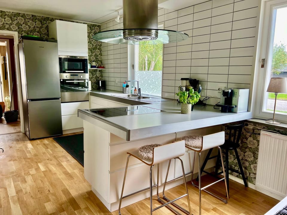 Coffee/tea facilities, Dining area, dishwasher, oven, stove