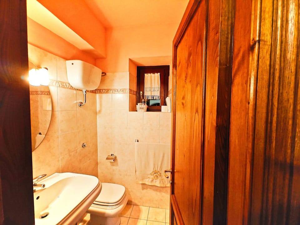 Shower, Toilet, Bathroom, Photo of the whole room, Bath, bidet, heating, heating, internet, internet, internet, soundproof, towels, wardrobe, air conditioner, air conditioner