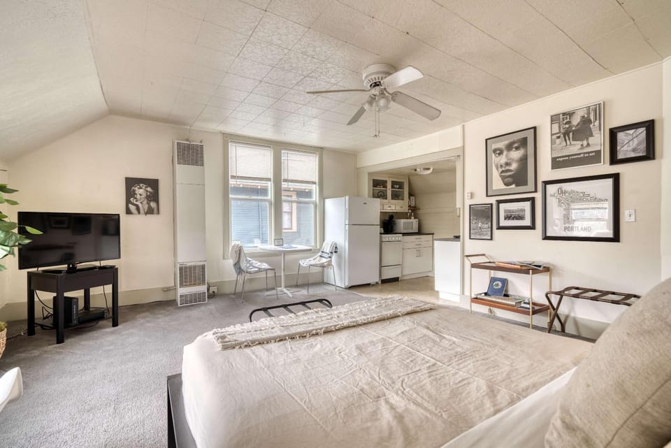 Stay Portland - Sun-Filled Buckman Studio! Apartment in Portland