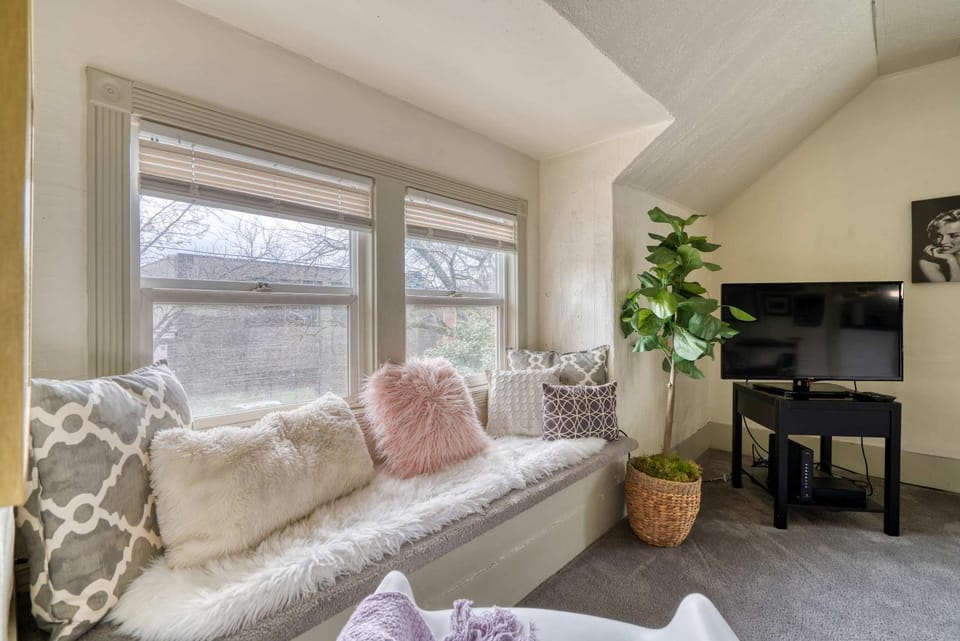 Stay Portland - Sun-Filled Buckman Studio! Apartment in Portland