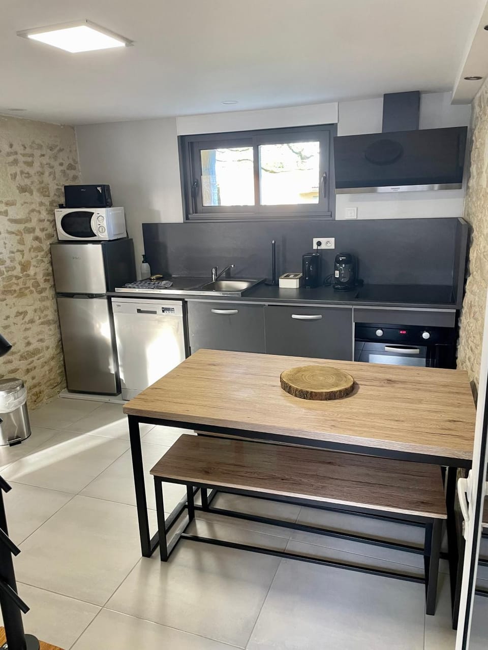Coffee/tea facilities, Kitchen or kitchenette, dishwasher, microwave, oven, stove, toaster