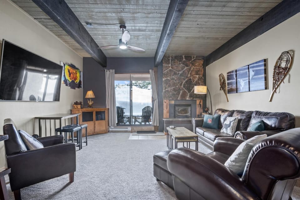 King Bed, Ski In & Out Access, Wood Burning Fireplace, Pool, Hot Tub, Sauna, Tennis & Fitness Center House in Steamboat Springs
