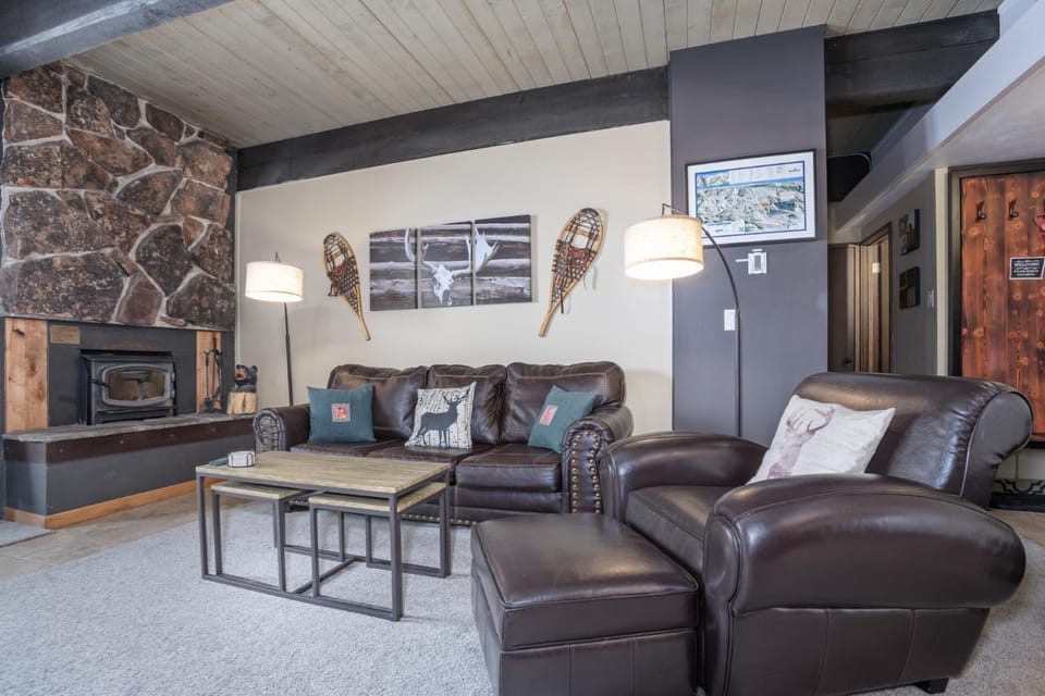 King Bed, Ski In & Out Access, Wood Burning Fireplace, Pool, Hot Tub, Sauna, Tennis & Fitness Center House in Steamboat Springs