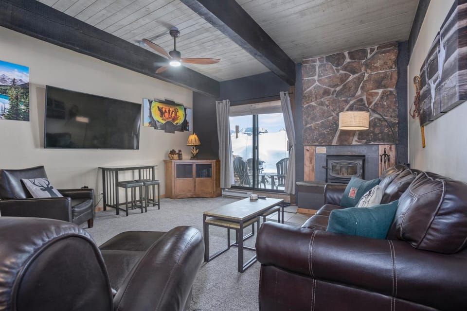King Bed, Ski In & Out Access, Wood Burning Fireplace, Pool, Hot Tub, Sauna, Tennis & Fitness Center House in Steamboat Springs