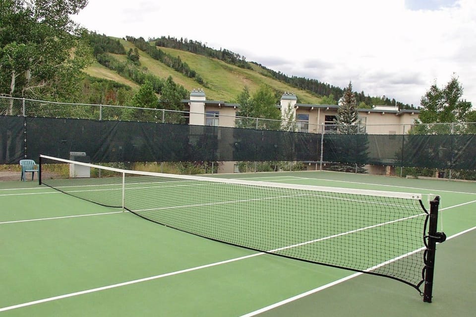 King Bed, Ski In & Out Access, Wood Burning Fireplace, Pool, Hot Tub, Sauna, Tennis & Fitness Center House in Steamboat Springs